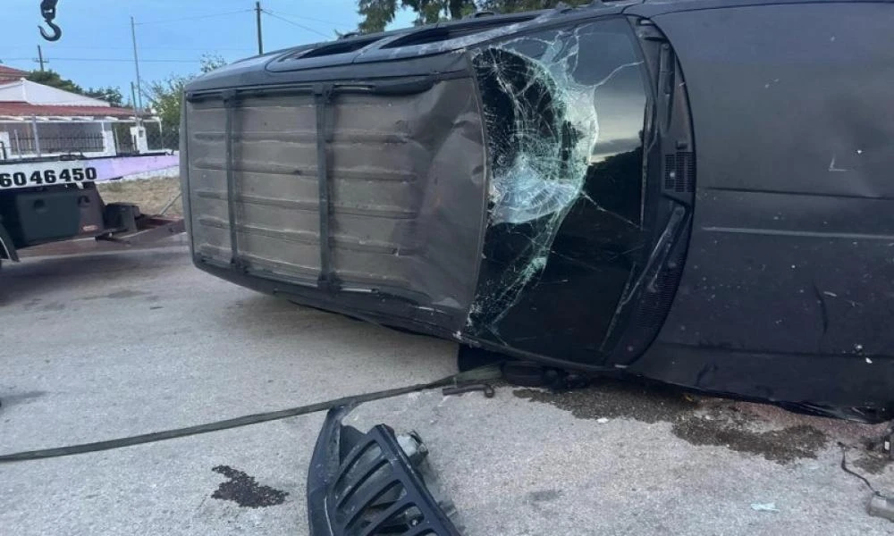 Οδηγός στην Αρτέμιδα «ξήλωσε» κολόνα με το ΙΧ του και έπειτα το έβαλε στα πόδια